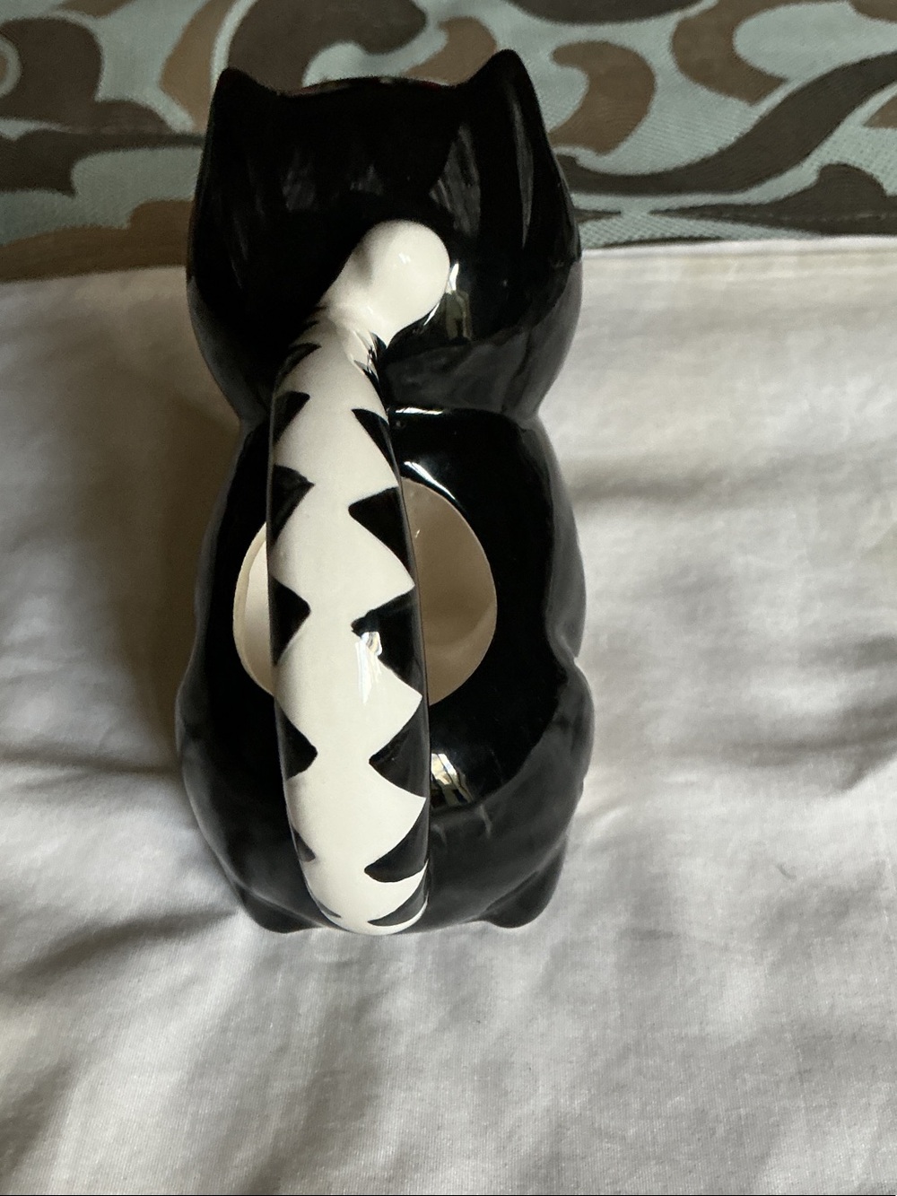 Russ Black and White Ceramic Cat Dispenser - Picture 4 of 4